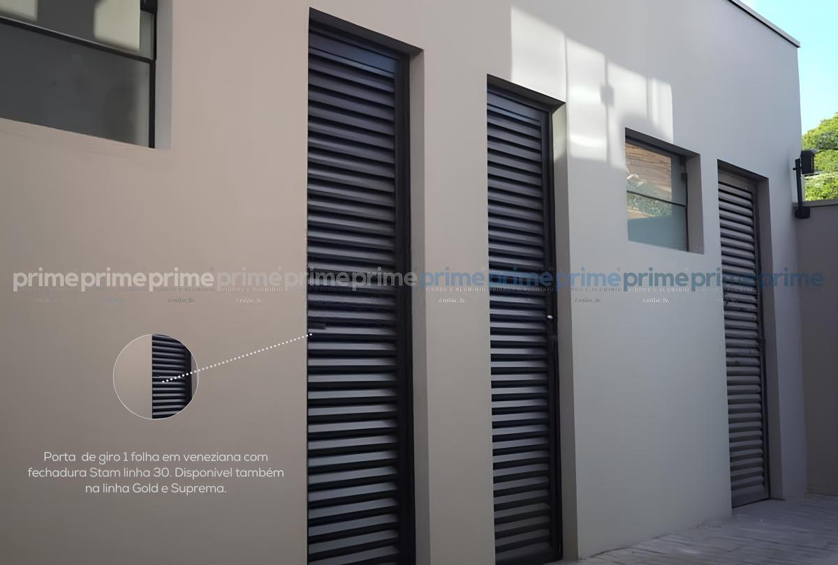Porta  de giro 1 folha em veneziana com fechadura Stam linha 30. Disponível também na linha Gold e Suprema
