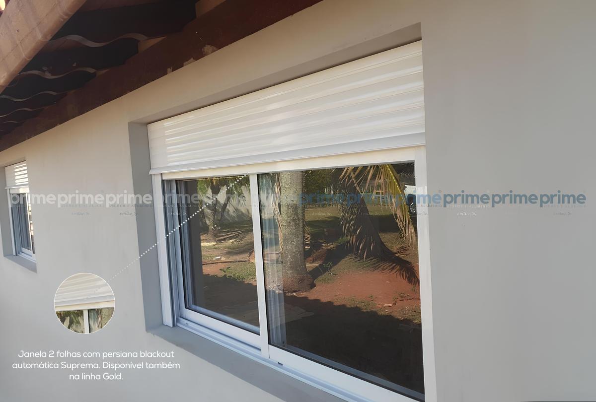 Janela 2 folhas com persiana blackout automática Suprema. Disponível também na linha Gold