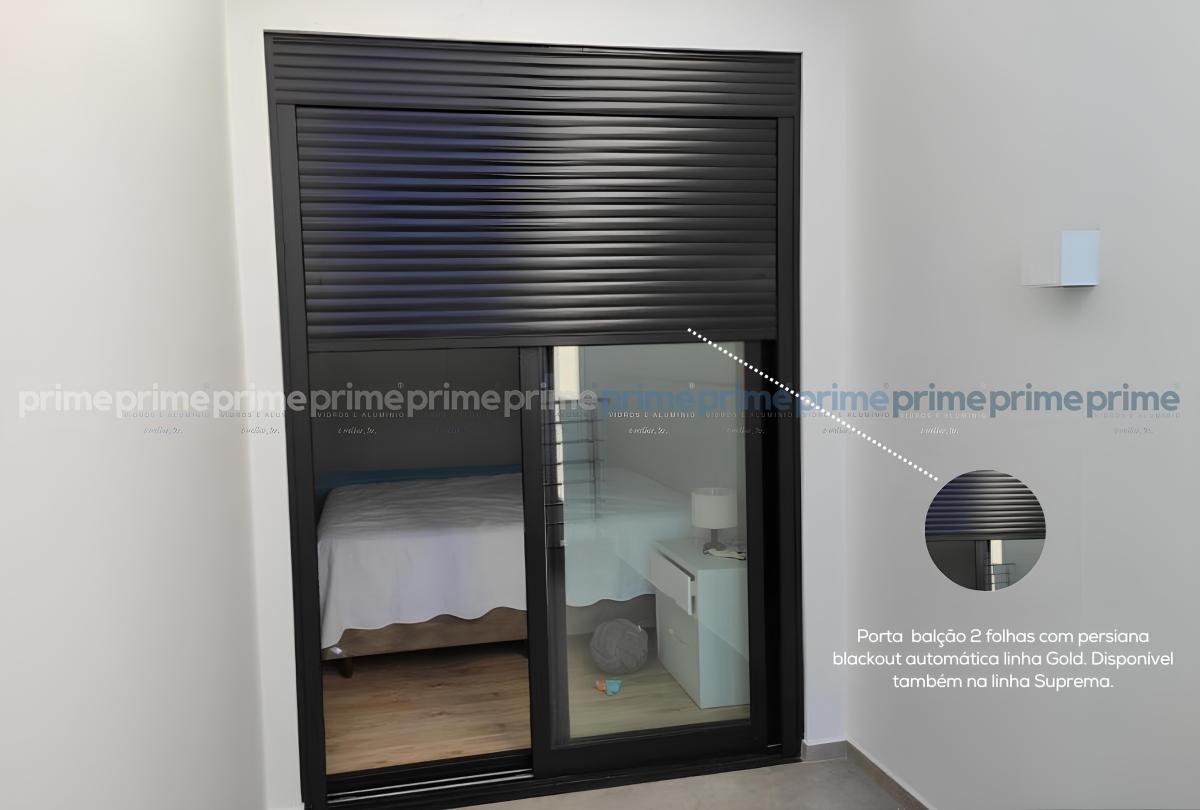  Porta  balção 2 folhas com persiana blackout automática linha Gold. Disponível também na linha Suprema