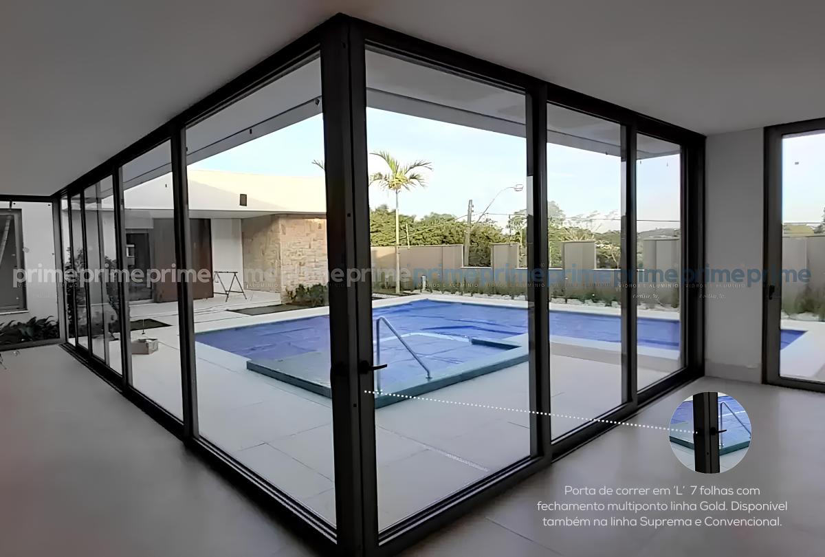 Porta de correr 7 folhas com fechamento multiponto linha Gold. Disponível também na linha Suprema e Convencional