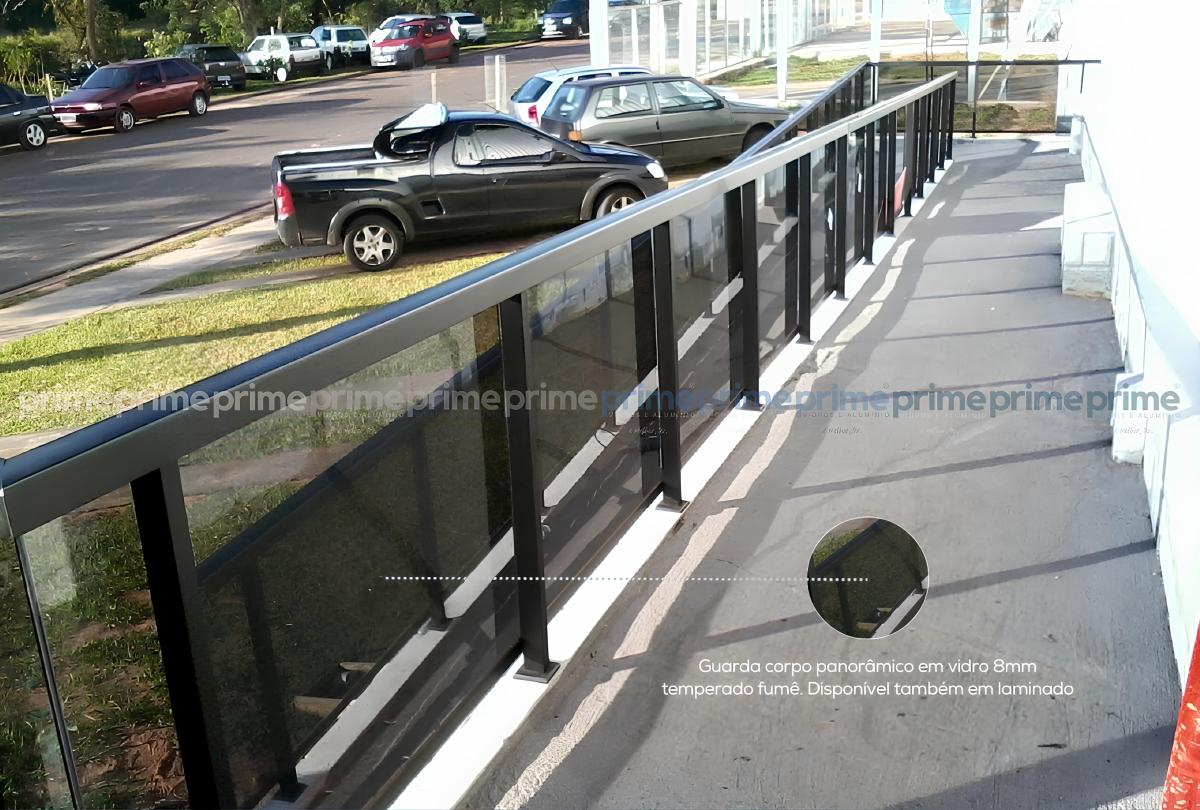 18 - Guarda corpo panorâmico em vidro 8mm temperado fumê. Disponível também em laminado