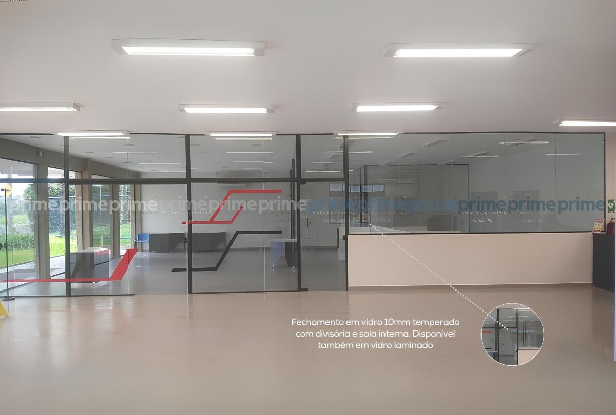 22 - Fechamento em vidro 10mm temperado com divisória e sala interna. Disponível também em vidro laminado
