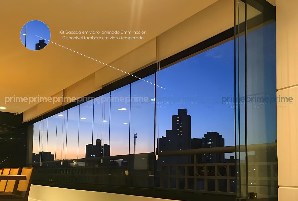 27 - Cobertura em vidro laminado 8mm incolor com sistema cortina. Disponível também em vidro temperado