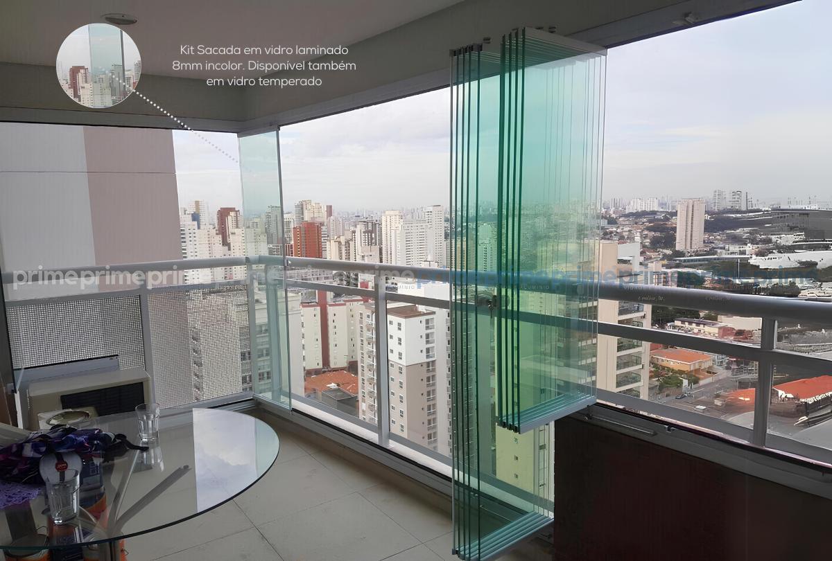 28 - Cobertura em vidro laminado 8mm incolor com sistema cortina. Disponível também em vidro temperado